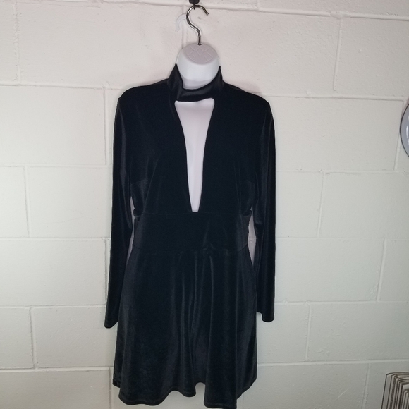 Express black velour long sleeve shorts romper - Picture 8 of 10